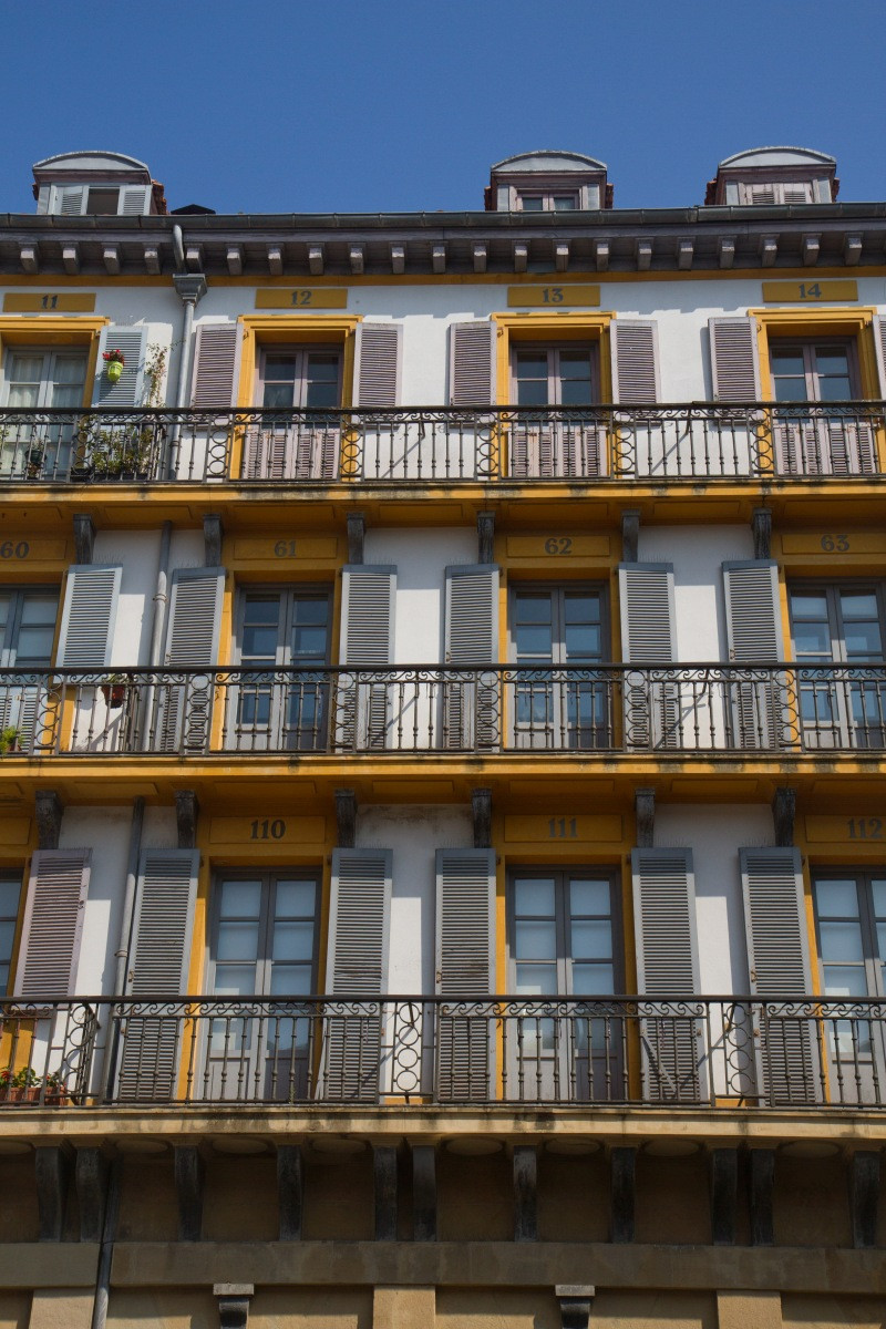 Balcons numérotés de la Plaza Constitución. Photo © Alex Medwedeff
