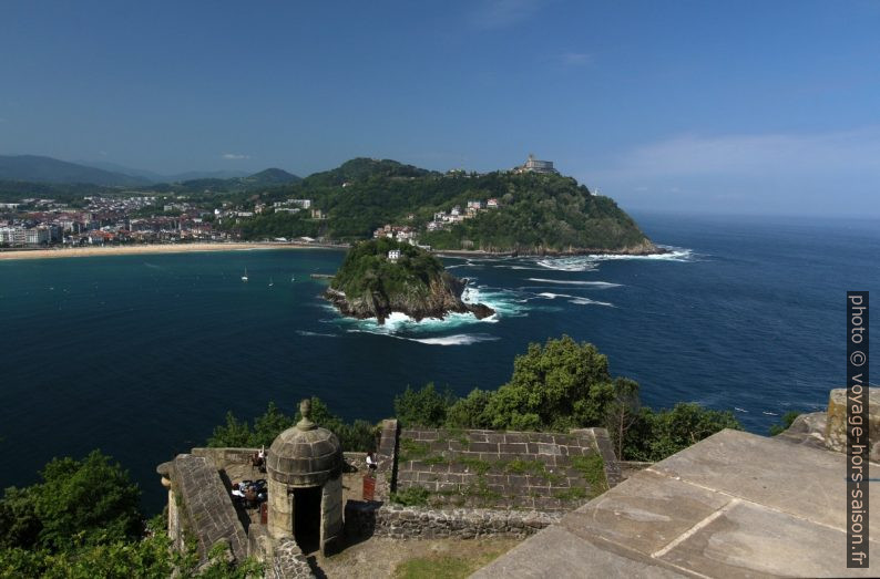 Île de Santa Clara et le Mont Igueldo. Photo © André M. Winter