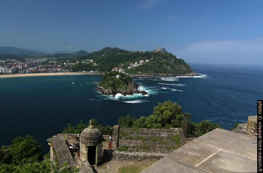 Île de Santa Clara et le Mont Igueldo. Photo © André M. Winter