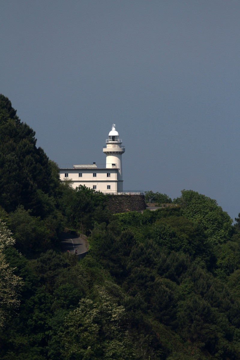 Phare du Mont Igueldo. Photo © André M. Winter