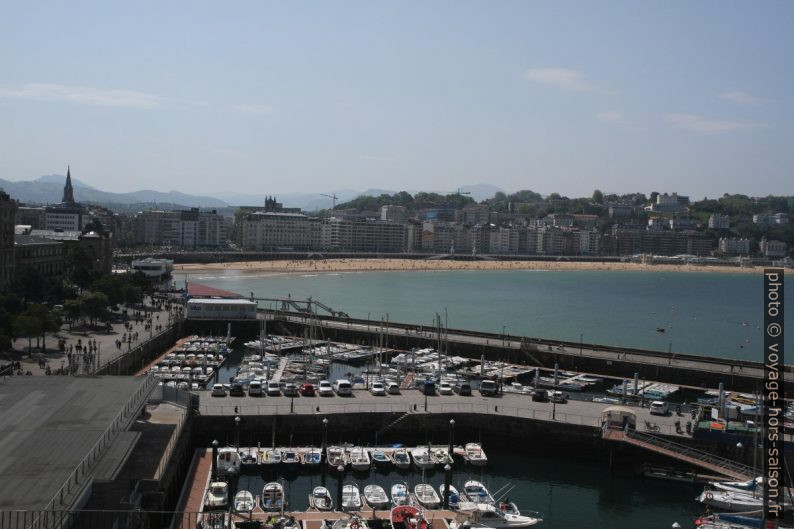 Petit port dans la baie de Donostia. Photo © Alex Medwedeff