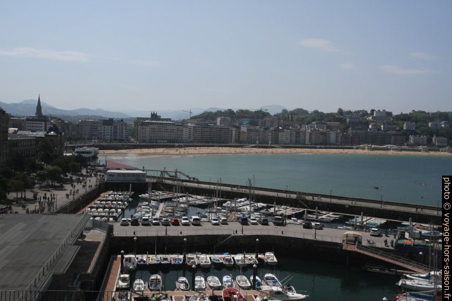 Petit port dans la baie de Donostia. Photo © Alex Medwedeff
