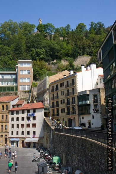 Vue retour vers le Mont Urgull. Photo © Alex Medwedeff