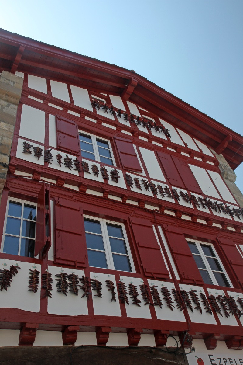 Maison à colombages et piments à sécher. Photo © Alex Medwedeff
