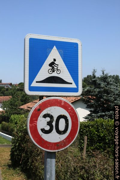 Panneau annonçant des dos d'âne avec un cycliste sautant. Photo © Alex Medwedeff