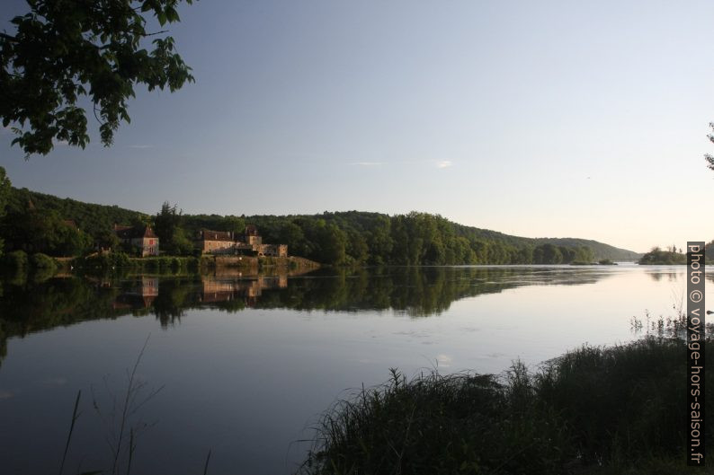 Bourg de Pontours, la Dordogne et ses îles. Photo © Alex Medwedeff