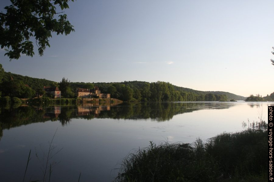 Bourg de Pontours, la Dordogne et ses îles. Photo © Alex Medwedeff