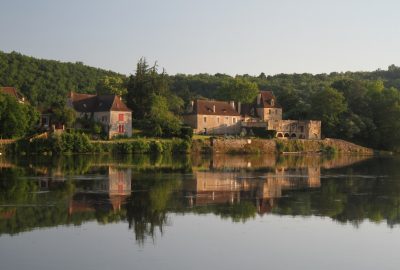 Petit château du Bourg de Pontours. Photo © Alex Medwedeff