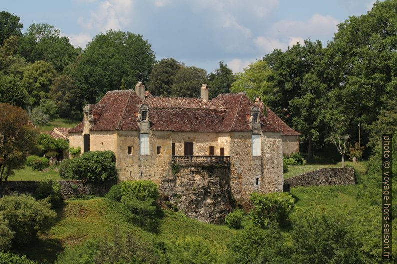 Château de Cazal au fenêtres closes. Photo © André M. Winter