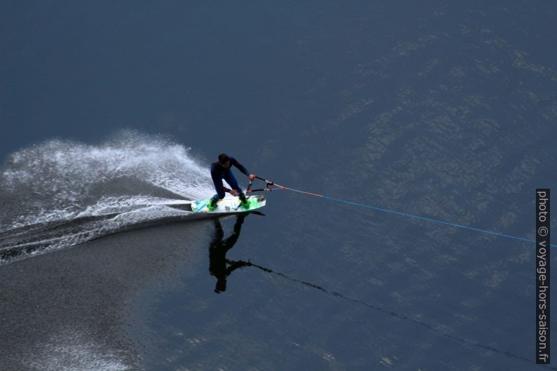 Vue plongeante sur un homme en monoski nautique. Photo © André M. Winter