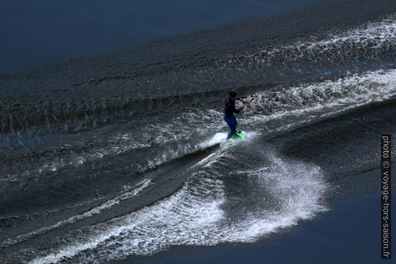 Homme en monoski nautique. Photo © André M. Winter