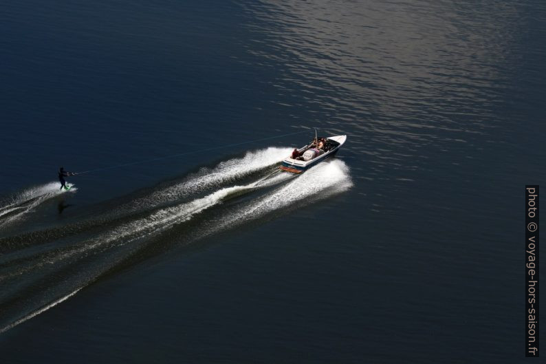 Un skieur nautique sur la Dordogne. Photo © André M. Winter