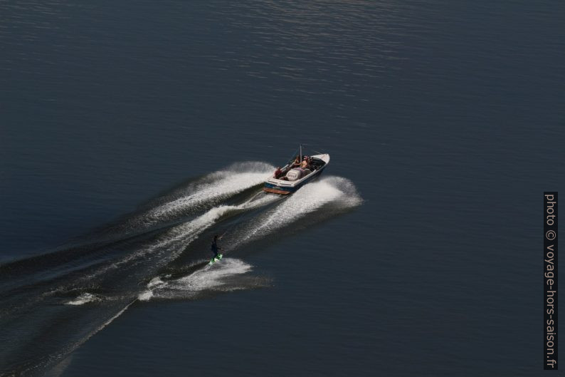 Ski nautique sur la Dordogne. Photo © André M. Winter