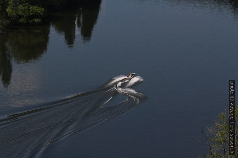 Un skieur nautique slalome sur la Dordogne. Photo © André M. Winter