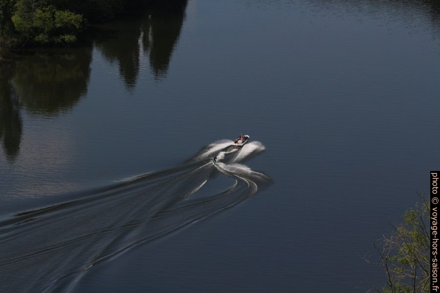 Un skieur nautique slalome sur la Dordogne. Photo © André M. Winter