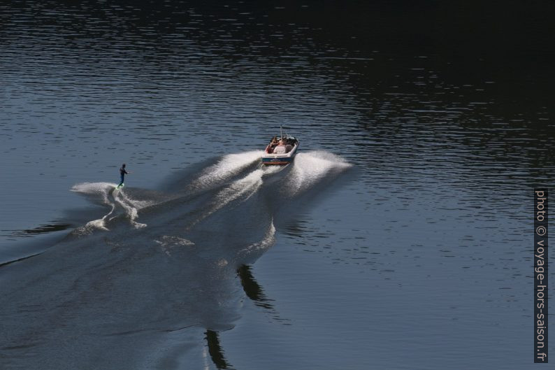 Un skieur nautique sur la Dordogne. Photo © André M. Winter