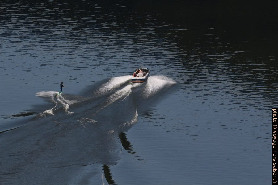 Un skieur nautique sur la Dordogne. Photo © André M. Winter