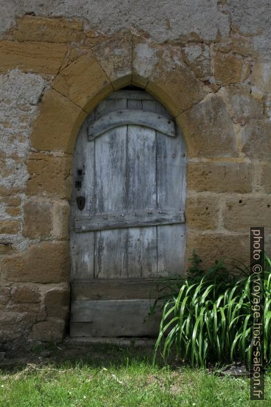Une vieille porte avec un arc brisé. Photo © Alex Medwedeff