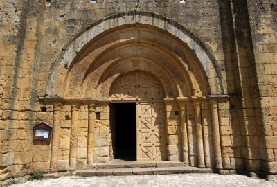 Porche à quatre rouleaux de l'église de Cadouin. Photo © André M. Winter