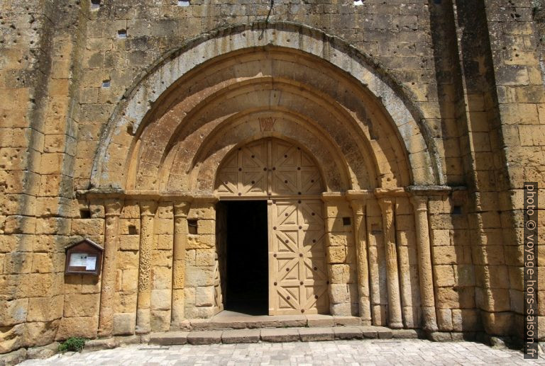 Porche à quatre rouleaux de l'église de Cadouin. Photo © André M. Winter