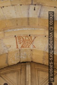 «Pax» écrit sur le porche de l'église de Cadouin. Photo © Alex Medwedeff