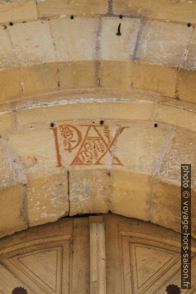«Pax» écrit sur le porche de l'église de Cadouin. Photo © Alex Medwedeff
