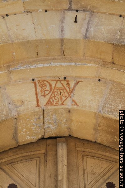 «Pax» écrit sur le porche de l'église de Cadouin. Photo © Alex Medwedeff
