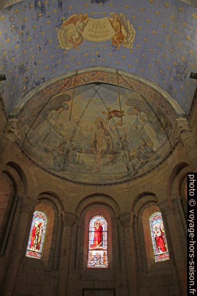 Fresques et vitraux du chevet de l'église abbatiale de Cadouin. Photo © Alex Medwedeff