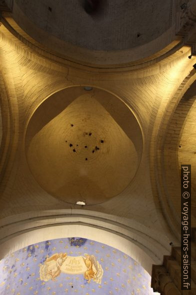 Trous dans le dôme de la croisée du transept de l'église de Cadouin. Photo © André M. Winter