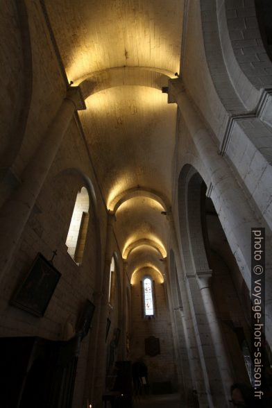 Nef latérale de l'église de Cadouin. Photo © André M. Winter