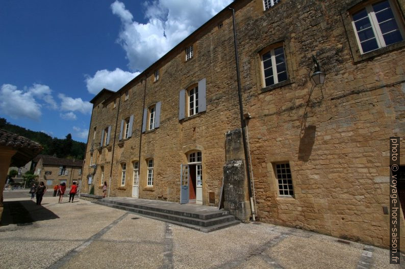 Bâtiment derrière lequel se cache le cloître de Cadouin. Photo © André M. Winter