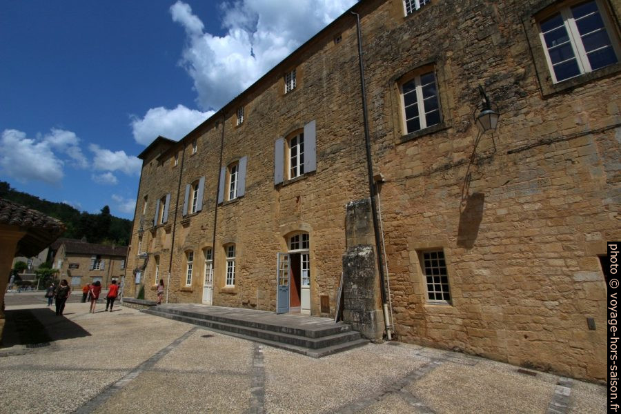 Bâtiment derrière lequel se cache le cloître de Cadouin. Photo © André M. Winter