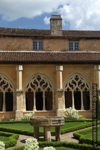 Bassin du jardin du cloître de Cadouin. Photo © Alex Medwedeff