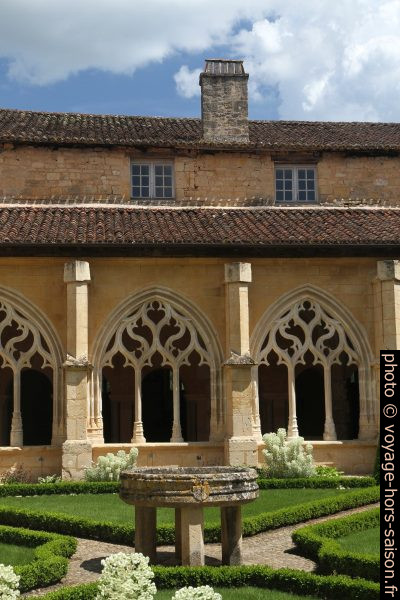 Bassin du jardin du cloître de Cadouin. Photo © Alex Medwedeff