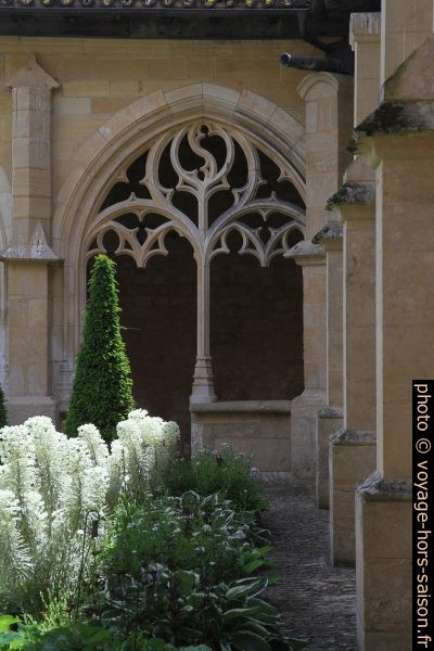 Remplage d'une arcade du cloître de Cadouin. Photo © Alex Medwedeff