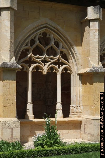 Remplage d'une arcade du cloître de Cadouin. Photo © André M. Winter