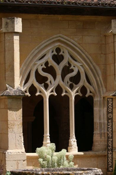 Remplage d'une arcade du cloître de Cadouin. Photo © Alex Medwedeff