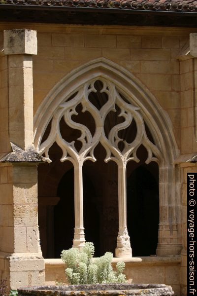 Remplage d'une arcade du cloître de Cadouin. Photo © Alex Medwedeff