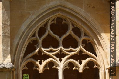 Remplage supérieur d'une arcade du cloître de Cadouin. Photo © André M. Winter