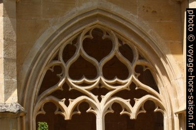 Remplage supérieur d'une arcade du cloître de Cadouin. Photo © André M. Winter