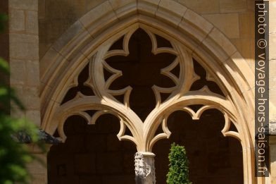 Remplage d'une arcade du cloître de Cadouin. Photo © André M. Winter