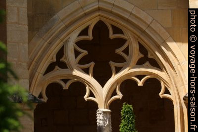 Remplage d'une arcade du cloître de Cadouin. Photo © André M. Winter