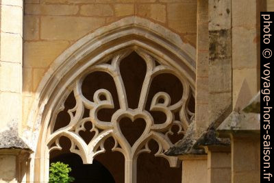 Remplage d'une arcade du cloître de Cadouin formant un cœur. Photo © André M. Winter
