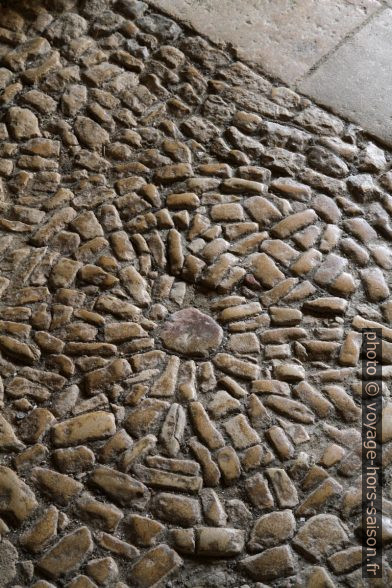 Galets lisses du sol du cloître de Cadouin. Photo © Alex Medwedeff