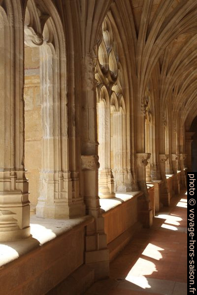 Le soleil passe par les arcades du cloître de Cadouin. Photo © Alex Medwedeff