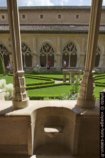 Escabeau du lecteur dans le cloître de Cadouin. Photo © André M. Winter