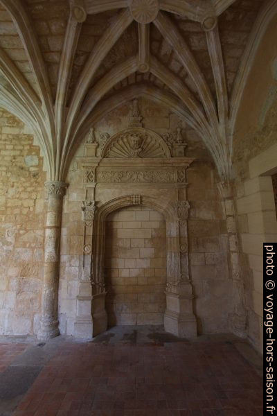 Porte renaissance du cloître de Cadouin murée. Photo © André M. Winter