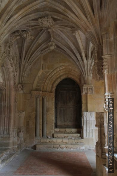 Porte romane du 12e siècle dans le cloître de Cadouin. Photo © Alex Medwedeff