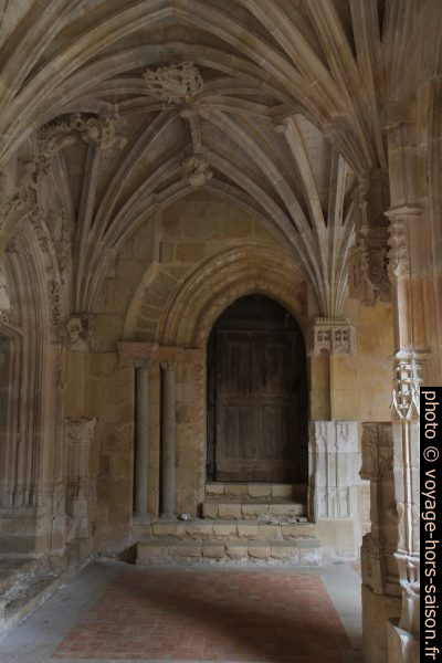 Porte romane du 12e siècle dans le cloître de Cadouin. Photo © Alex Medwedeff
