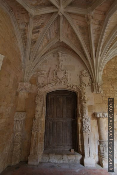 Porte du crucifix dans le cloître de Cadouin. Photo © André M. Winter